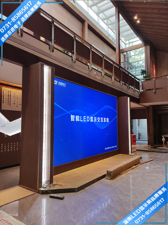 長(zhǎng)沙岳麓區(qū)桐梓坡路萬(wàn)象城商場(chǎng)服裝店LED顯示屏